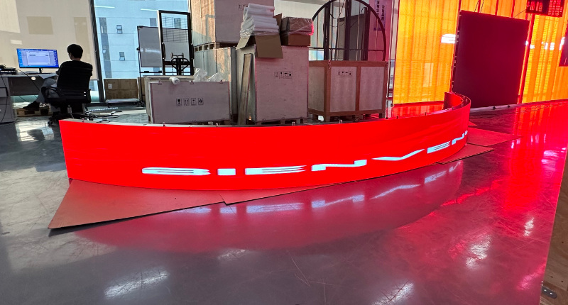 2,9184m² Painel de LED flexível P1.86 O-Flex instalado em rede de farmácias espanhola